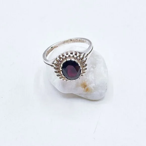 Vintage Style Sterling Silver Ring Oval Garnet Gemstone Size 9.25 - Picture 2 of 4